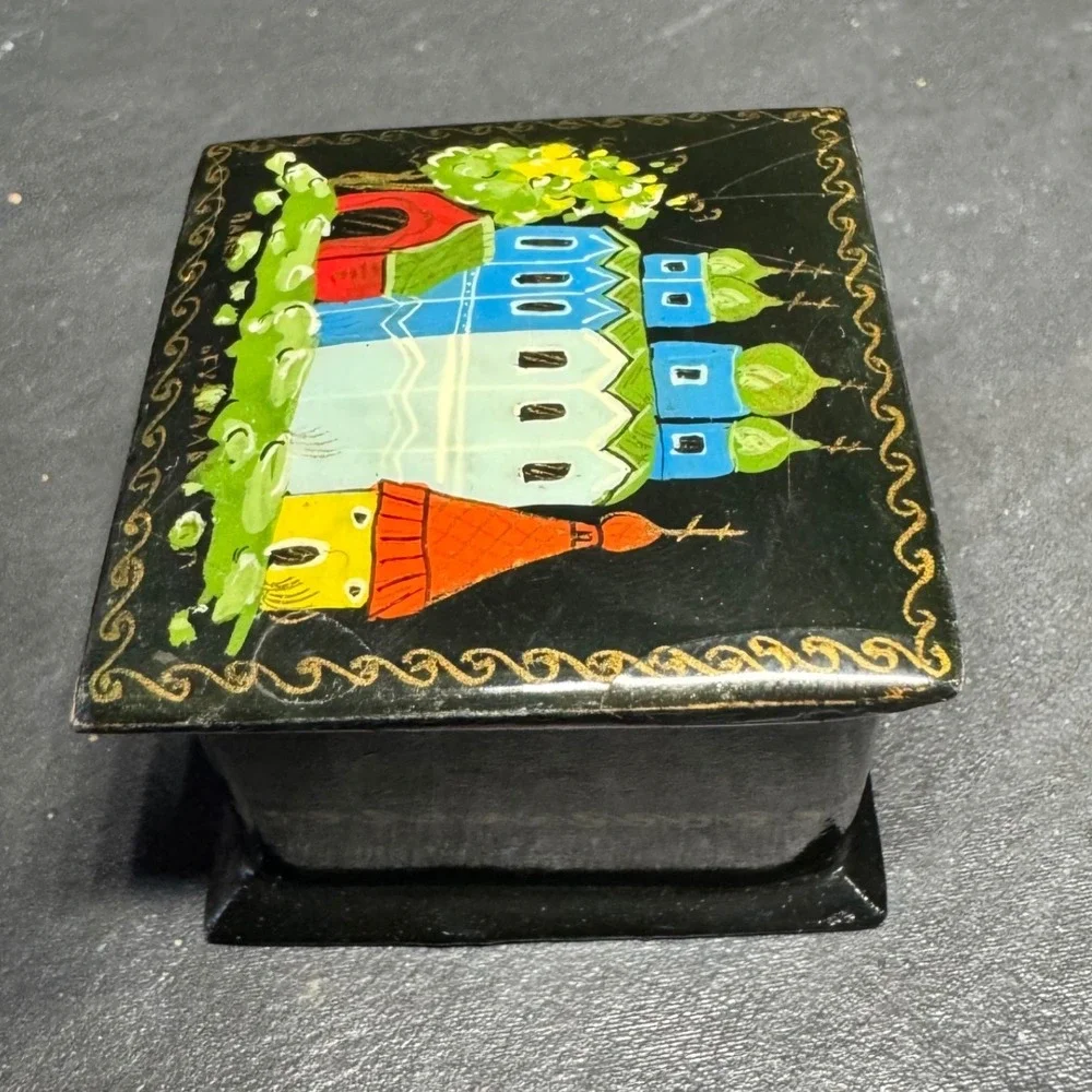 Russian Lacquer Trinket Box Hand Painted Palekh Style Village Scene Black Red‎